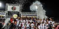 Joinville comemora título, que pode ser retirado por irregularidade em fase anterior do Catarinense  Foto: Eduardo Valente / Gazeta Press
