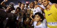 Santos coroou a sua sétima final de Campeonato Paulista consecutiva com a taça  Foto: Paulo Whitaker / Reuters