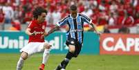 Valdívia acompanha Luan no campo de defesa colorado  Foto: Lucas Uebel / Grêmio FBPA / Divulgação