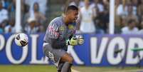 Vladimir parou Rafael Marques na disputa por pênaltis, e o Santos garantiu a taça estadual  Foto: Marcos Bezerra / Futura Press