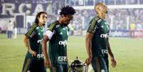 Palmeiras levou a taça de vice-campeão paulista de 2015  Foto: Paulo Whitaker / Reuters