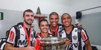Jogadores fazem festa no vestiário com a taça do Campeonato Mineiro  Foto: Bruno Cantini / Atlético-MG / Divulgação