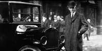 Henry Ford com o famoso modelo T, que revolucionou a indústria automotiva no começo do século XX  Foto: Getty Images