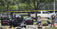 Polícia coleta provas em local de atentado no Texas  Foto: Laura Buckman / Reuters