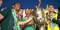 Goleiro Renan com a taça de campeão goiano de 2015  Foto: Rosiron Rodrigues/Goiás EC/Divulgação / Divulgação