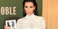 Kim Kardashian deixa o sutiã em casa para lançar livro de selfies  Foto: Getty Images