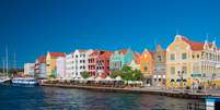 Willemstad, capital de Curaçao, é considerada uma das 10 cidades mais coloridas do mundo  Foto: Francois Gagnon/Shutterstock