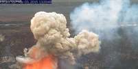 Lava, pedras e gás voando nos ares do Havaí após a explosão do vulcão Kilauea   Foto: Observatorio de Volcanes del USGS en Hawai / AP