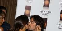 Ian Somerhalder trocou beijos e carinhos com a mulher Nikki Reed  Foto: AgNews