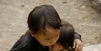 Foto foi tirada enquanto irmãos brincavam na em frente de casa, no Vietnã  Foto: BBC Brasil / Reprodução