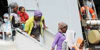 Imigrantes desembarcam na It&aacute;lia ap&oacute;s viagem pelo Mar Mediterr&acirc;neo, onde cerca de 40 pessoas morreram durante a travessia  Foto: Francesco Pecoraro / AP