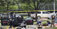 Polícia e FBI em local onde dois homens armados foram mortos no Texas. 04/05/2015  Foto: Laura Buckman / Reuters