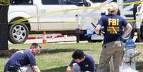 Investigadores coletam evidências no local onde dois homens foram mortos pela polícia em Garland, no Texas  Foto: Laura Buckman / Reuters