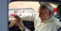 Papa Francisco acena após visita pastoral em Ostia, perto de Roma, na Itália, no fim de semana. 03/05/2015  Foto: Giampiero Sposito / Reuters