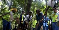 Equipe de resgate inspeciona uma cova em um suposto acampamento de tráfico humano abandonado na Tailândia  Foto: Surapan Boonthanom / Reuters