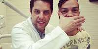 O dentista das celebridades, Anderson Bernal,faz suspense com sorriso de Belo  Foto: Instagram / @cantorbelo / Reprodução