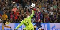 Depois de deixar o zagueiro Boateng no ch&atilde;o, Messi deslocou o goleiro Neuer com um bonito toque por cobertura e fez o segundo do Barcelona no duelo  Foto: Paul Hanna / Reuters