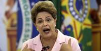 Presidente Dilma Rousseff tenta convencer Renan Calheiros sobre advogado indicado  Foto: Ueslei Marcelino / Reuters