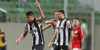 Douglas Santos comemora gol nas oitavas da Libertadores  Foto: Paulo Fonseca / EFE