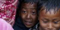 Crianças  aguardam distribuição de comida em Katmandu  Foto: Olivia Harris / Reuters