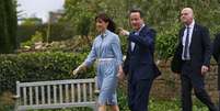 O primeiro-ministro da Grã-Bretanha, David Cameron e sua esposa Samantha depois de votarem em Spelsbury, região central da Inglaterra  Foto: Eddie Keogh / Reuters