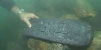Barra de prata de 50kg foi achada em naufrágio nas águas de Madagascar  Foto: BBC Brasil / Reprodução