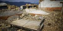 Cama em meio a destroços após terremoto perto de Lalitpur, no Nepal  Foto: Navesh Chitrakar / Reuters