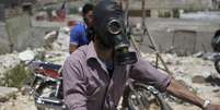 Homem usa máscara protetora depois de um suposto ataque com gás cloro na aldeia de Kansafra, na região de Idlib, na Síria, em 07 de maio de 2015  Foto: Abed Kontar / Reuters