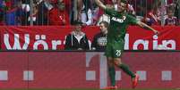 Augsburg imp&ocirc;s a quarta derrota seguida do Bayern na temporada  Foto: Michaela Rehle / Reuters
