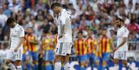 Cristiano Ronaldo se entristece após gols do Valencia  Foto: Paul Hanna / Reuters