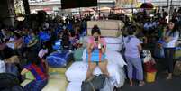 Passageiros aguardam em um terminal de ônibus das Filipinas para deixar áreas de risco antes da chegada do tufão Noul  Foto: Romeo Ranoco / Reuters