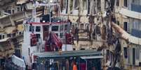 O navio Costa Concordia, naufragado ao largo da costa da ilha de Giglio, em foto tirada em fevereiro de 2014  Foto: Andrew Medichini / AP