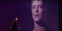 Projeção de David Bowie na exibição da Michael Clark Company no último dia de apresentações do Festival O Boticário na Dança. As músicas do inglês serviram de inspiração para a peça   Foto: Gabriela Portilho / Cross Content