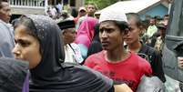 Migrantes da etnia rohingya aguardam para ser transportados a um abrigo tempor&aacute;rio na prov&iacute;ncia de Aceh, Indon&eacute;sia  Foto: AP