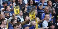 Torcida do Chelsea provoca Gerrard fazendo referência ao escorregão do veterano na derrota ocorrida na última temporada; a partir da falha do meio-campista, o time londrino venceu o duelo por 2 a 0, e o Liverpool viu o Manchester City deslanchar rumo ao título do Inglês 2013/14  Foto: Carl Recine / Reuters