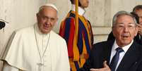 Francisco cumprimenta o presidente cubano, Raúl Castro, ao final da audiência no Vaticano  Foto: AP