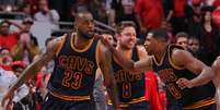LeBron conseguiu devolver exatamente aquilo que os Bull fizeram no jogo anterior  Foto: Dennis Wierzbicki / Reuters