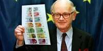 Foto de arquivo de Alexandre Lamfalussy , em 1996, com cópia das notas do euro.  Foto: Arnd Wiegmann / Reuters