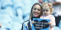 Grêmio fez ação com cartazes e fez a festa de mamães em jogo no Dia das Mães  Foto: Lucas Uebel / Grêmio FBPA / Divulgação