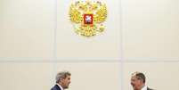 Chanceleres John Kerry (EUA) e Sergey Lavrov (Rússia) em entrevista à imprensa em Sochi, Rússia. 12/5/2015  Foto: Joshua Roberts / Reuters