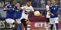 Manoel acompanha jogada de Denilson no Mineirão  Foto: Douglas Magno / AFP