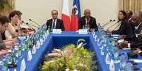 Presidente da França, François Hollande (esquerda), e o presidente do Haiti, Michel Martelly, durante reunião no palácio presidencial em Porto Príncipe, no Haiti, nesta terça-feira. 12/05/2015  Foto: Alain Jocard / Reuters