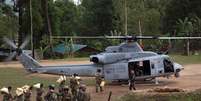 Soldados nepaleses retirando suprimentos de helicóptero norte-americano.   12/05/2015  Foto: Hernan Vidana / Reuters