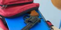 Pistola foi descoberta quando a menina tirou a arma de sua mochila na creche  Foto: Cronica.ar / Reprodução