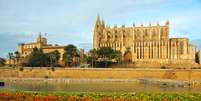 Catedral de Palma de Maiorca - Também do século XIV, a Catedral de Palma de Maiorca foi construída entre as muralhas da cidade antiga, no reinado de Jaime II. A Catedral possui três naves, sendo que na principal fica a capela Trinidad, onde estão os restos mortais dos reis Jaime II e Jaime III. Sua fachada chama atenção e conta com esculturas de Guillermo Sagrera. Outro destaque é uma das torres da igreja, que conta com nove sinos  Foto: nito/Shutterstock