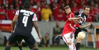 Foto registra o momento que D'Alessandro acertou o chutaço do segundo gol  Foto: Jefferson Bernardes / AFP