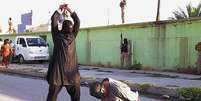 EI decapita três homens em rua do Iraque por “espionagem”  Foto: Daily Mail / Reprodução