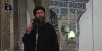 Imagem de vídeo de homem que supostamente é o líder do Estado Islâmico Abu Bakr al-Baghdadi em mesquiya de Mosul. 5/7/2014.  Foto: Site de Mídia Social / Reuters