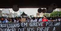 Professores ocupam a Av. Paulista durante manifestação  Foto: Renato S. Cerqueira / Futura Press