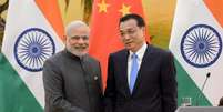 Primeiro-ministro chinês, Li Keqiang (direita), e  premiê indiano, Narendra Modi, durante encontro em Pequim.  15/05/2015  Foto: Kenzaburo Fukuhara / Reuters